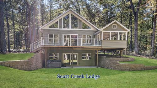 Snug Cabin with Hiking Trail and Private Lake Access — 4-Star Luxury Hotel in Grand Junction, United States