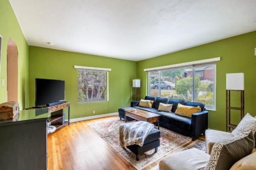 Cozy 2BR Home Near UNR with Large Deck & Parking — 4-Star Luxury Hotel in Reno, United States