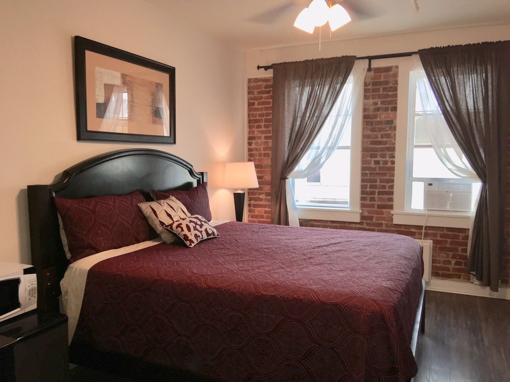 Hunter Arms Hotel - carbon neutral hotel in Saint Cloud
