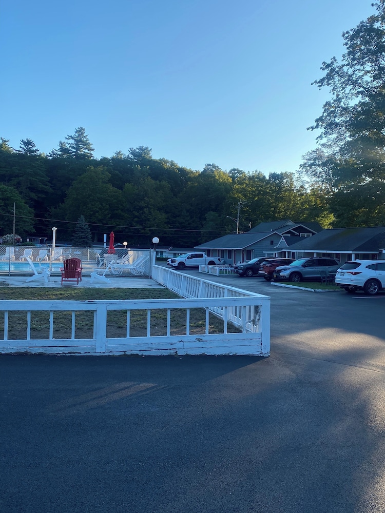 Barberry Court Motel - photo 43