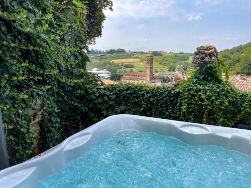 Ai Leoni Ruggenti Giardino Segreto con Vista sul Monferrato — 4-Star Luxury Hotel in Ottiglio, Italy