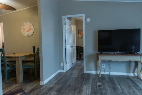 Lakefront Dockside Cabin 35 — Mead — photo 3
