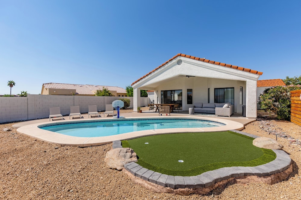 Western Hills private Pool putting Green games & More — hotel in Fountain Hills