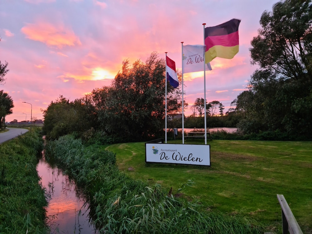 Bungalow 82 op Recreatiepark De Wielen — 4-Star Luxury Hotel in Waarland, Netherlands