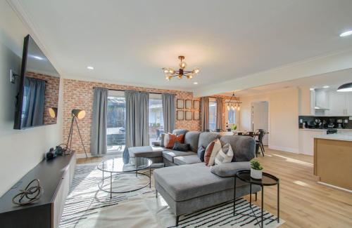 4 BD Central Location w Pool Patio Firepit — 4-Star Luxury Hotel in Houston, United States