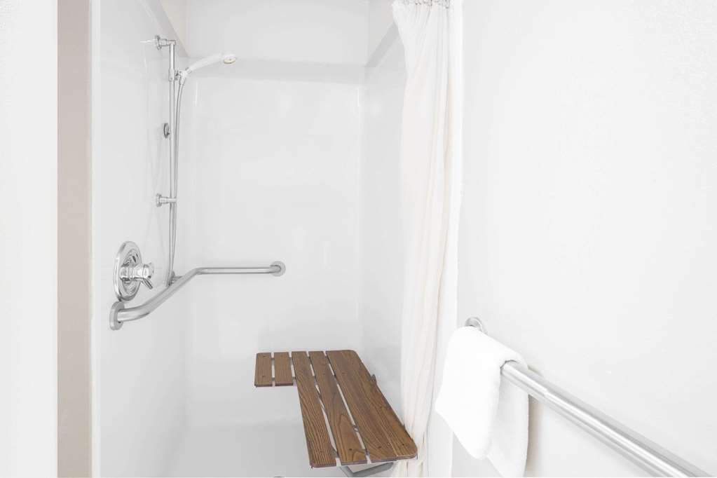 Days Inn & Suites by Wyndham Pine Bluff - photo 4