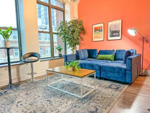 Stylish 2BR Suite with Optional Parking & Gym Access Near Lakefront Shedd Aquarium and McCormick Center — 4-Star Luxury Hotel in Chicago, United States