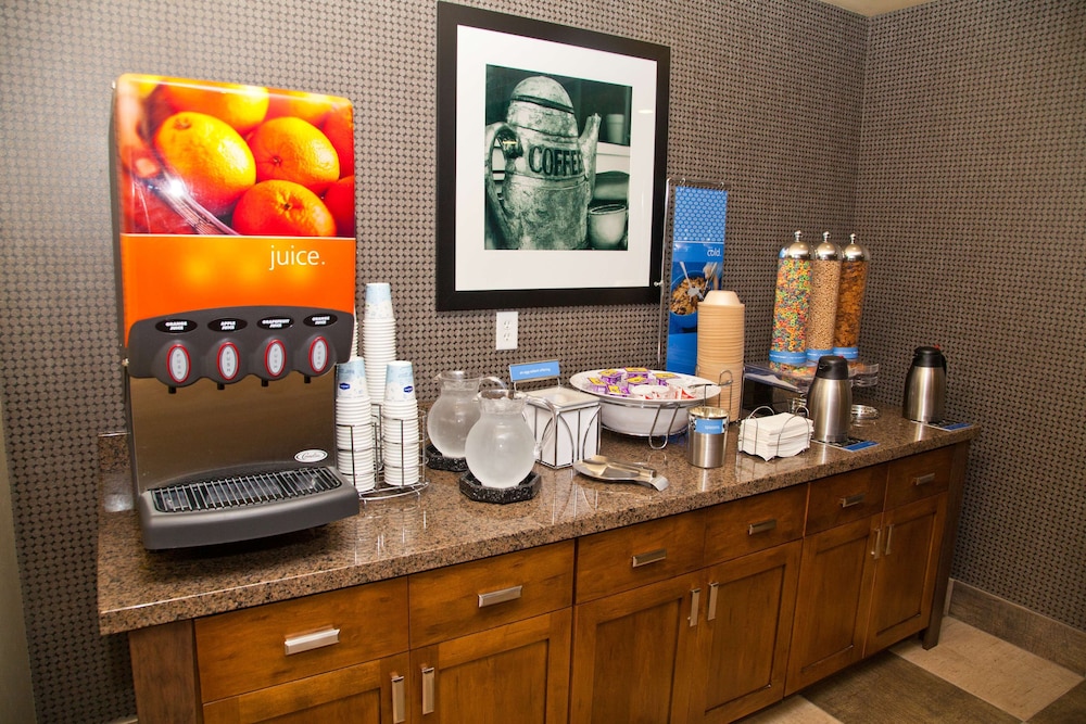 Hampton Inn & Suites Salinas - photo 34