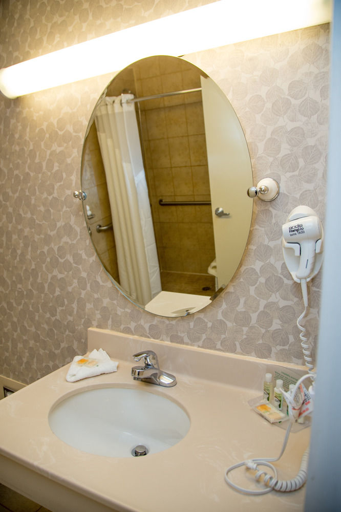 Ramada Plaza Rochester Airport - photo 51