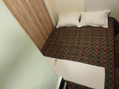 Near Andheri Airport AC Couple Friendly Small Cozy Room Budget Inn