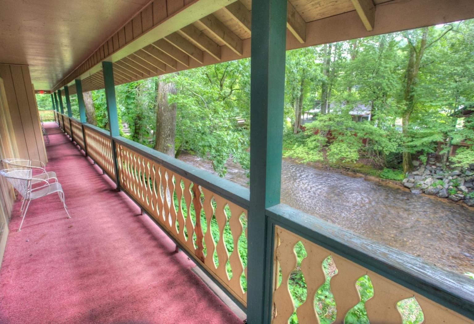 Hofbrau Riverfront Hotel — Gainesville