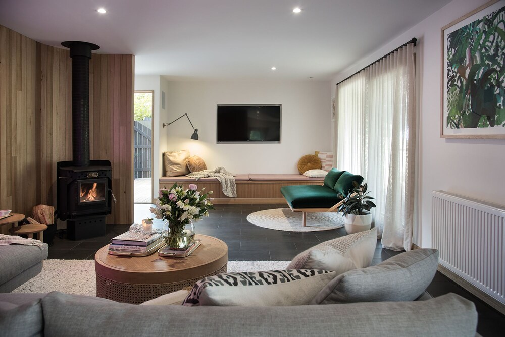 Dollywood — 4-Star Luxury Hotel in Daylesford, Australia