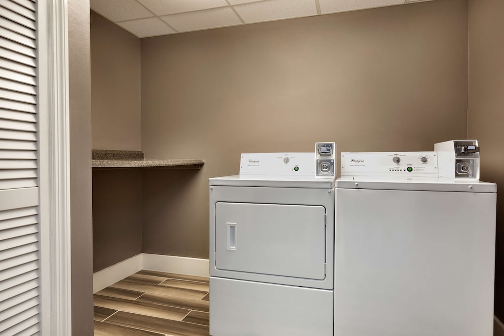 Hampton Inn Waycross - photo 17