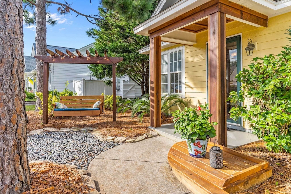 Peaceful Wilmington Home Near Beach and Downtown — 4-Star Luxury Hotel in Carolina Beach, United States