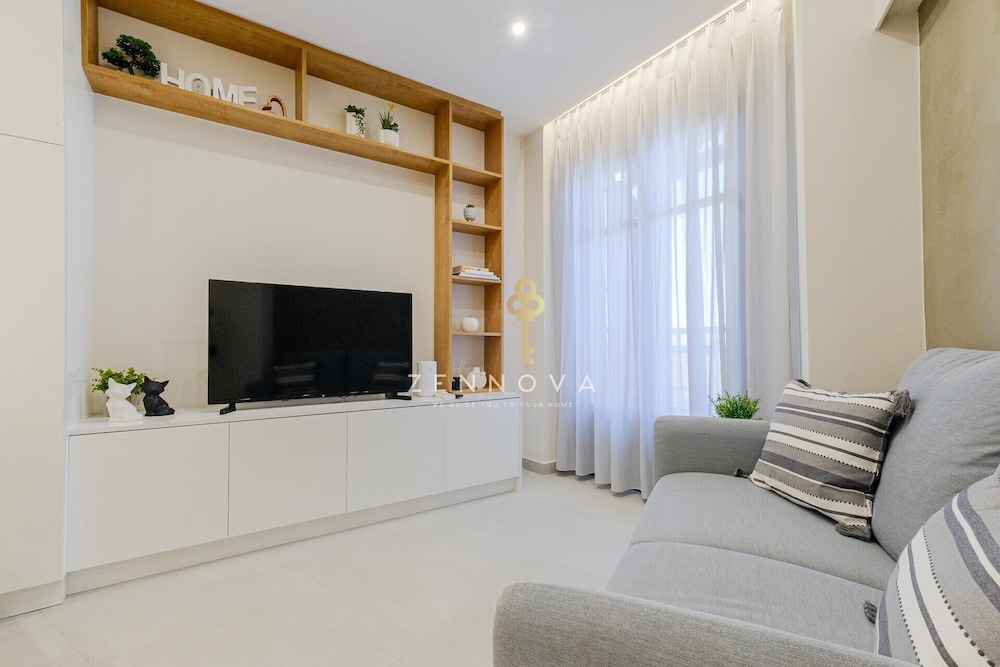 Zennova #72 Tsinari Luxury Suite Private Parking — 4-Star Luxury Hotel in Thessaloniki, Greece