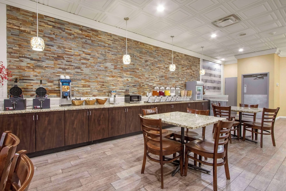 Clarion Inn Asheville Airport - photo 27