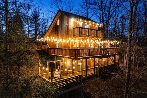 The Family Stone Luxe Cabin Sleeps 12 Hot tub Dogfriendly Dollywood — 4-Star Luxury Hotel in Pigeon Forge, United States