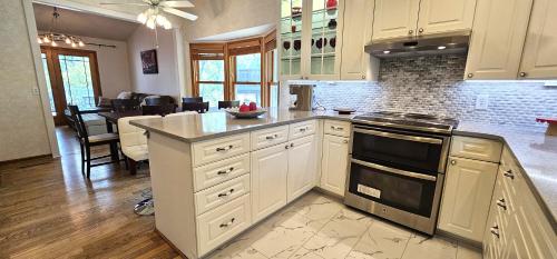 Nature's Blissful Haven King Bed & Heated Garage — hotel in Chanhassen