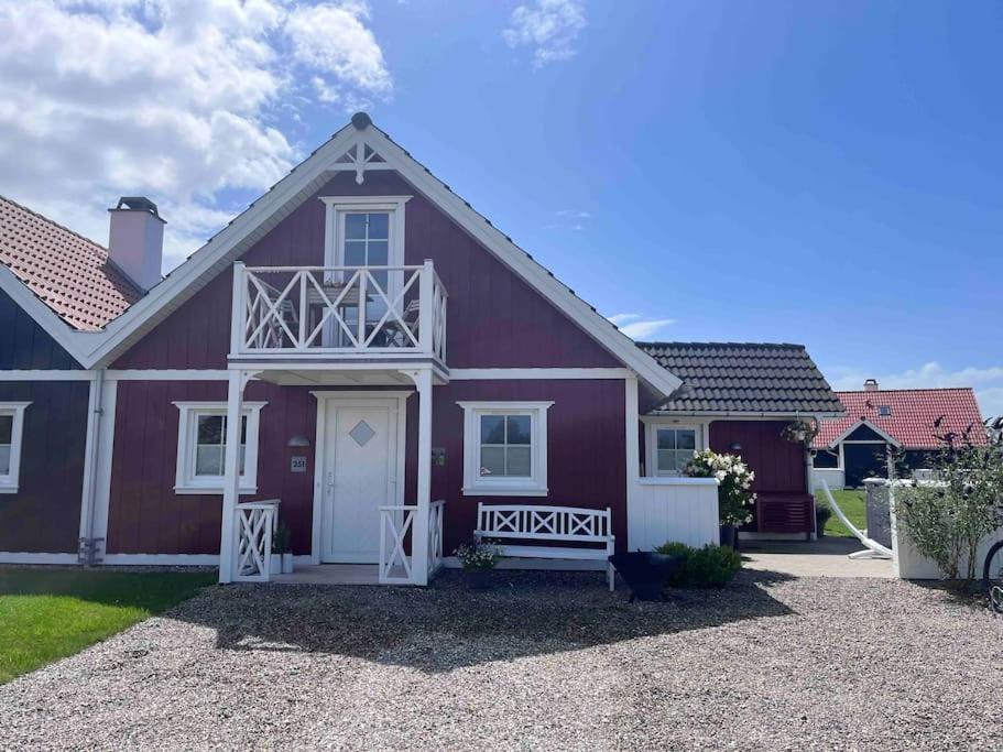 Hyggeligt sommerhus tæt på vandet i Bro Strand - last minute hotel in Brenderup