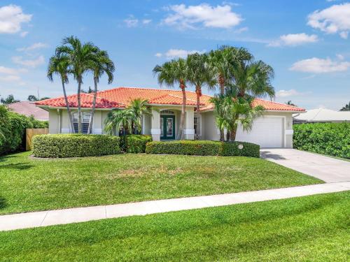 Seaside home with pool and steps to beach restaurants — 4-Star Luxury Hotel in Marco Island, United States