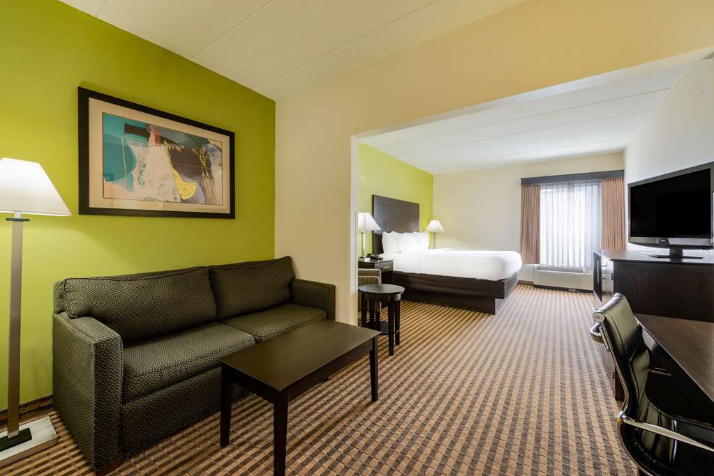 La Quinta Inn & Suites by Wyndham Columbus Grove City - photo 52