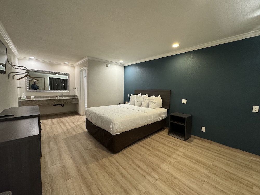 Baymont by Wyndham Bakersfield - photo 6