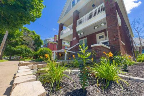 Comfortable 3BR 1 Bath close to the falls — 4-Star Luxury Hotel in Niagara Falls, United States