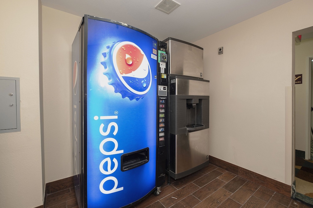 Econo Lodge Inn & Suites - photo 32