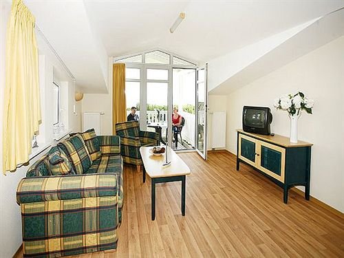 Meeresblick Residenzen FeWo 67 deluxe Balkon Meerblick Sauna u Schwimmbadnutzung — 4-Star Luxury Hotel in Ostseebad Goehren, Germany