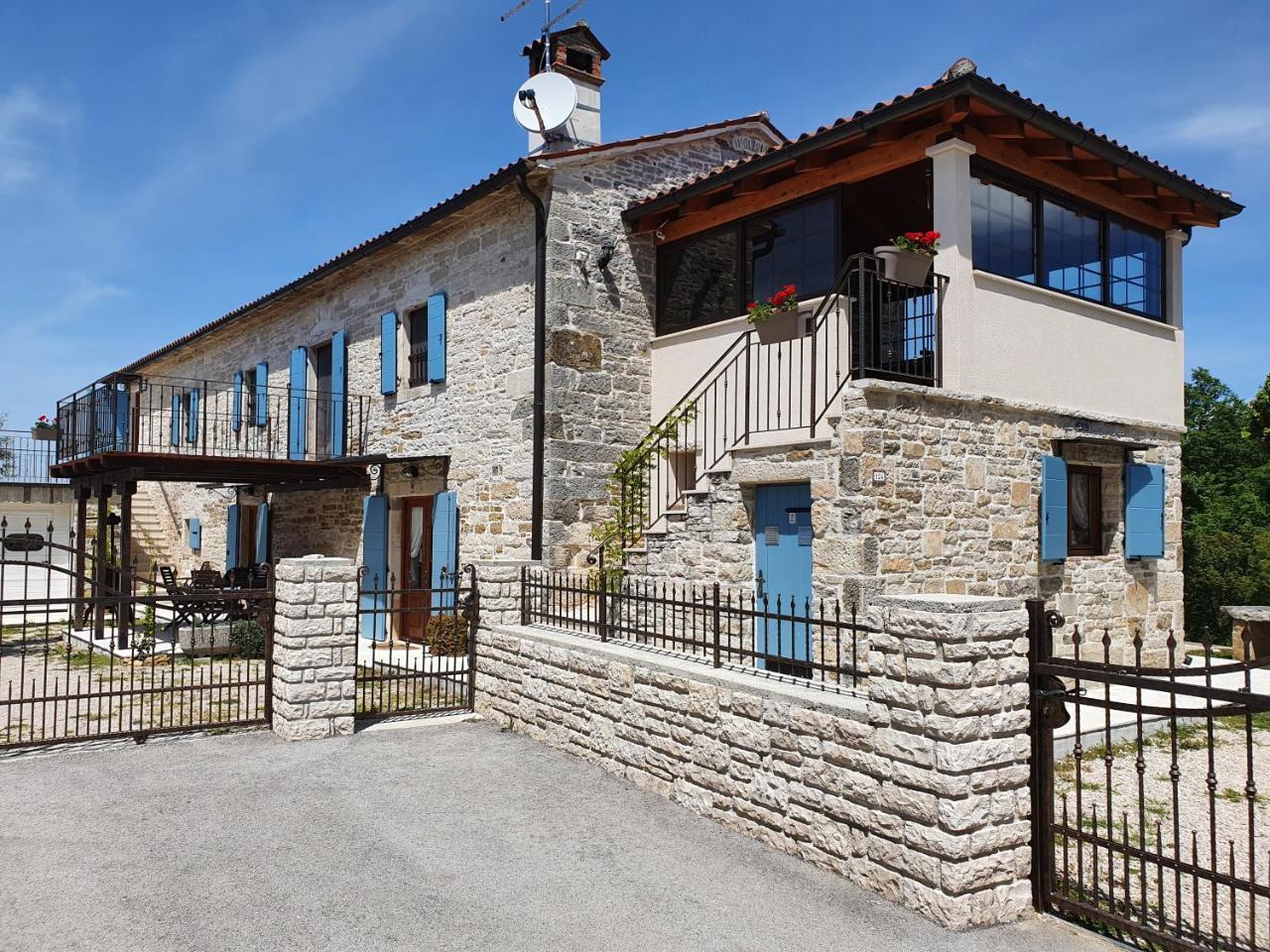 Casa Dei Boscarini — 4-Star Luxury Hotel in Buje, Croatia