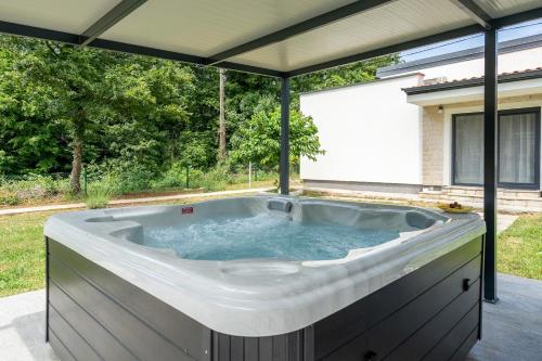 Villa DE Luna Istra whirlpool — 4-Star Luxury Hotel in Barban, Croatia
