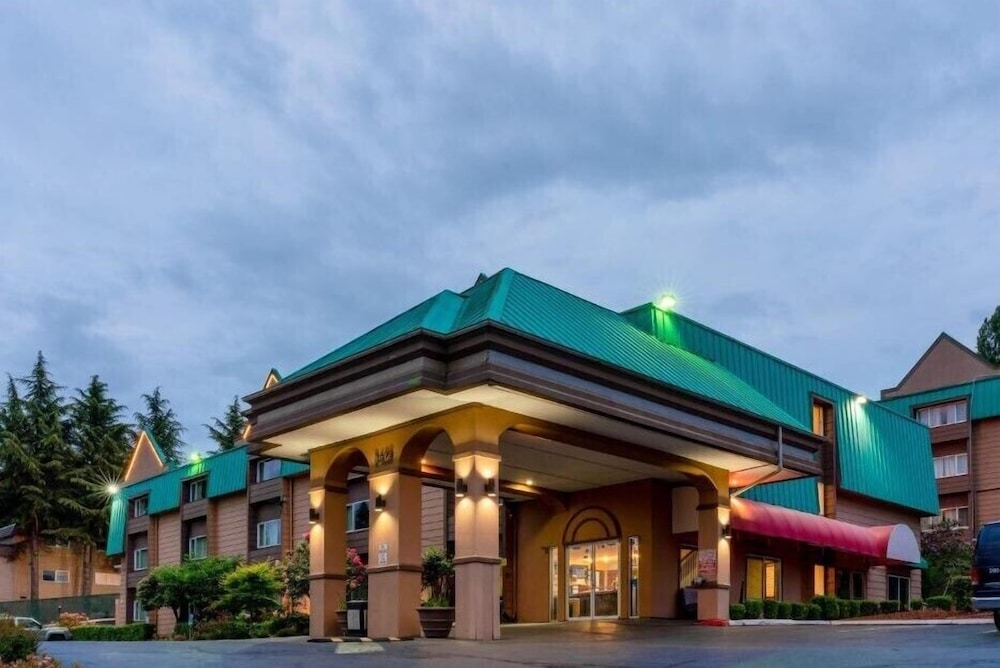 Sutton Suites Hotel — hotel in Seatac