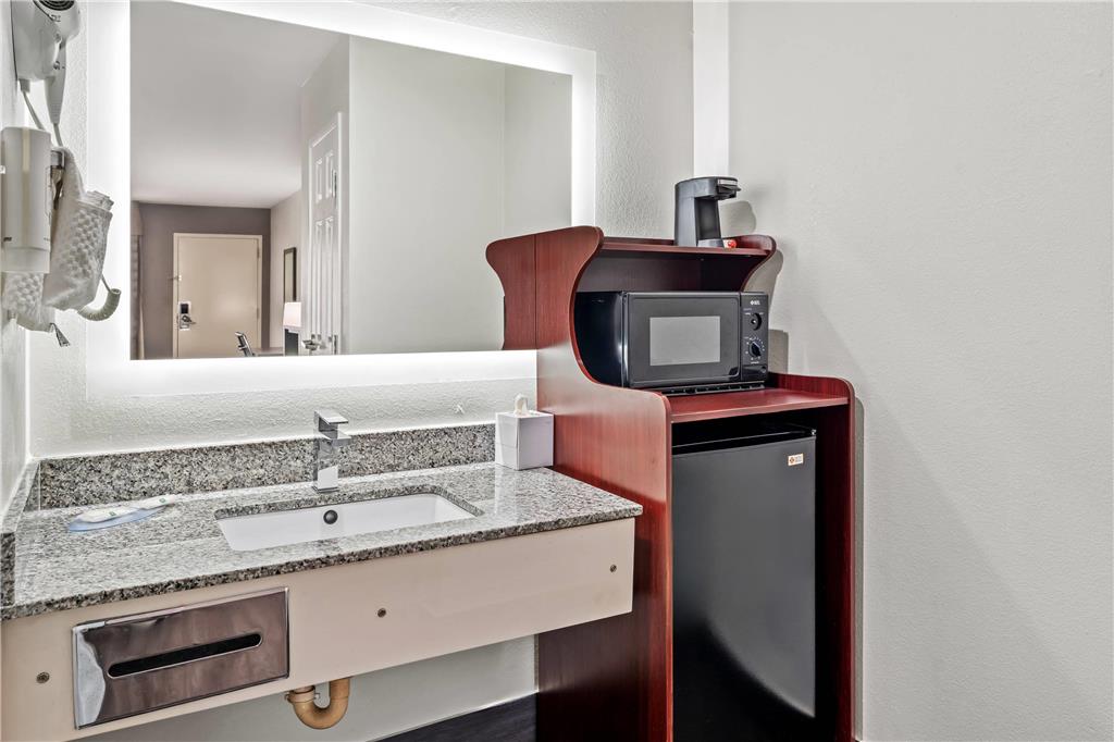 Quality Inn & Suites near Robins Air Force Base - photo 34