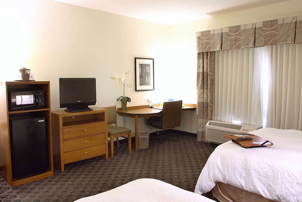 Hampton Inn & Suites Chesapeake Square Mall - photo 13