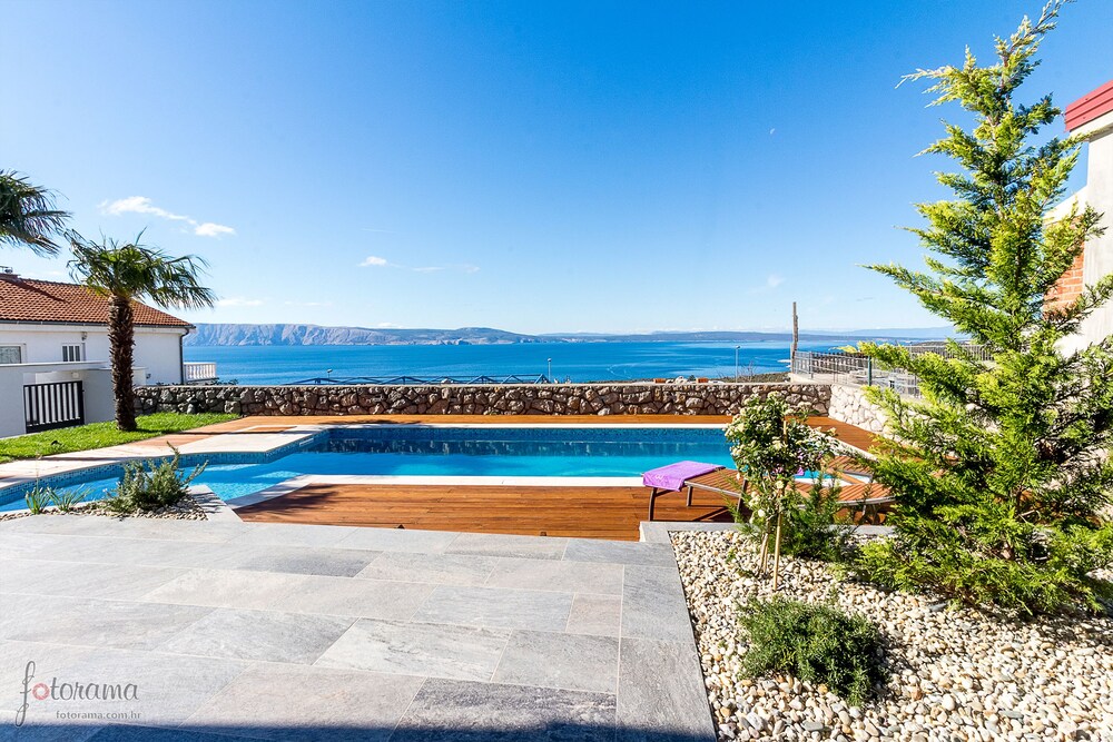 Apartment in Klenovica 47582 — 4-Star Luxury Hotel in Novi Vinodolski, Croatia