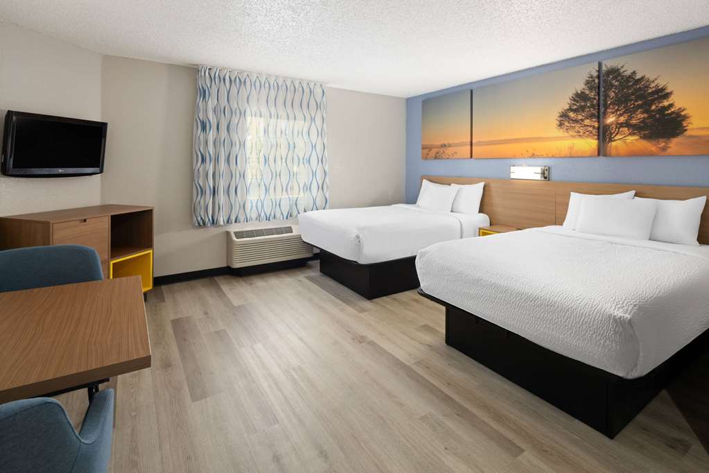 Days Inn & Suites by Wyndham Green Bay WI. - photo 11