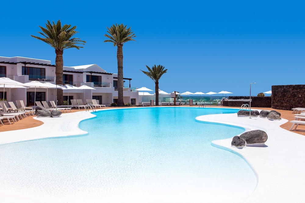 R2 Bahía Kontiki Beach Apartments — 4-Star Luxury Hotel in Tias, Spain