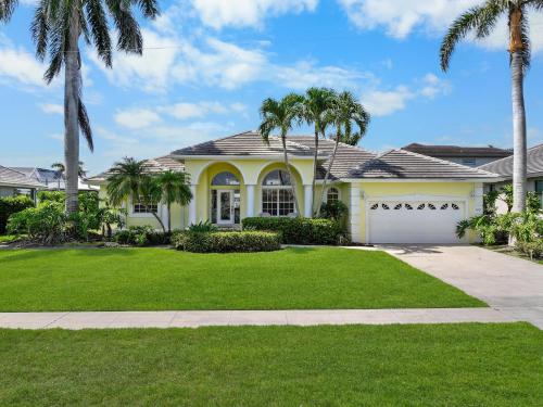 Beautifully maintained waterfront home with pool — 4-Star Luxury Hotel in Marco Island, United States