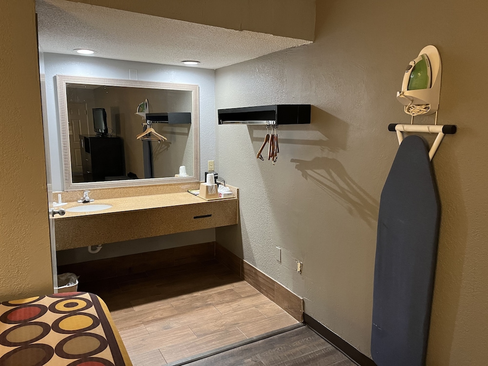 Super 8 by Wyndham Meridian - photo 20