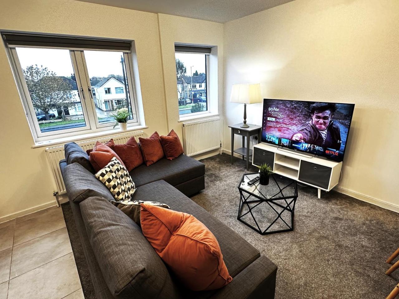 Walnut Flat 2 Bedroom with Ensuite Parking Netflix WIFI Close to Oxford Bicester & Blenheim Palace F4 — 4-Star Luxury Hotel in Oxford, United Kingdom