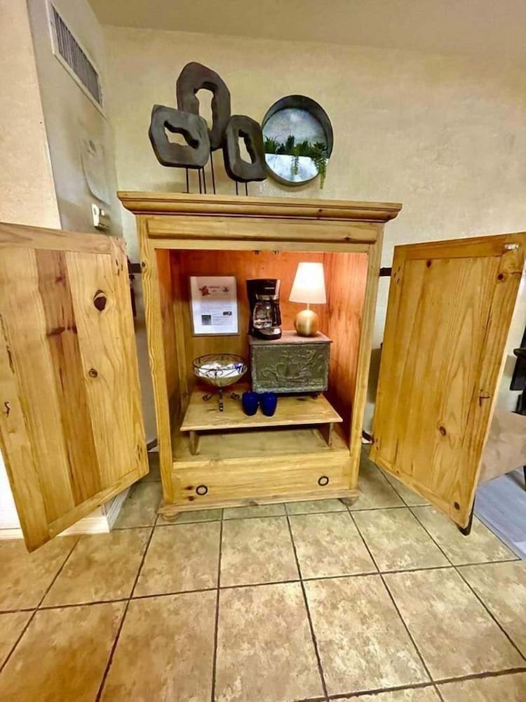 SU15 Spacious studio with full kitchen dining table and rock patio overlooking Lake Ouachita. by RedAwning - photo 14