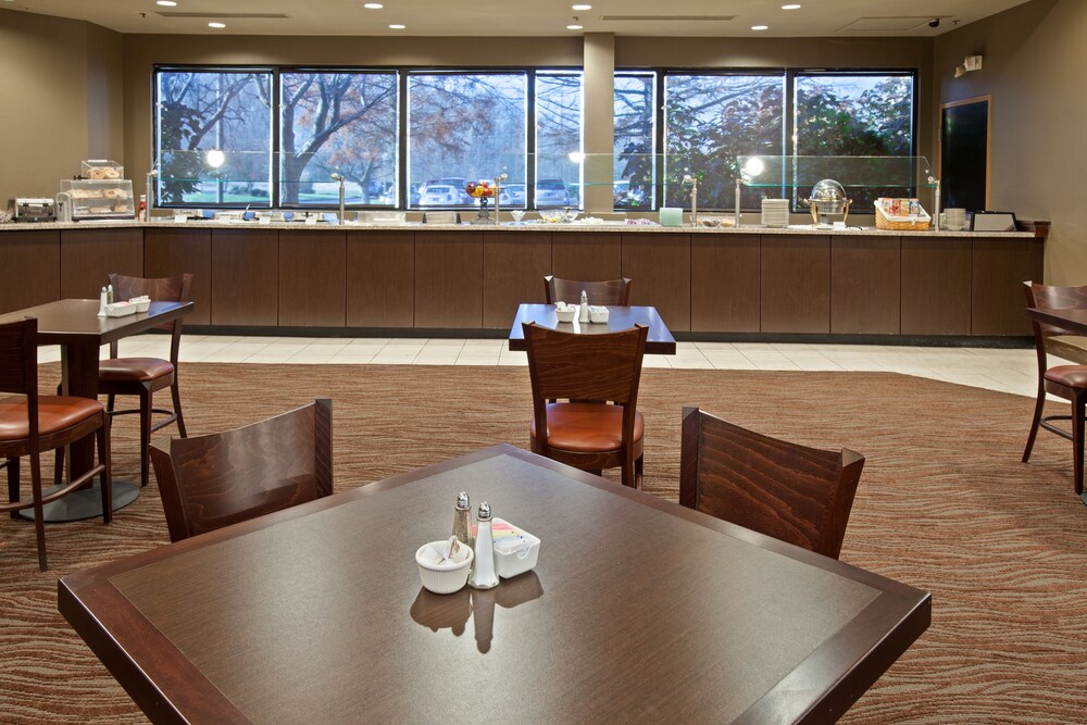 Holiday Inn Evansville Airport - photo 11