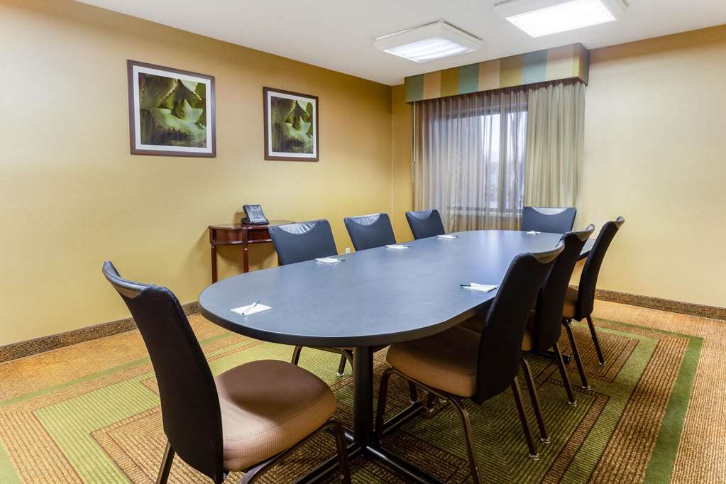 La Quinta Inn by Wyndham Chicago Willowbrook - photo 24