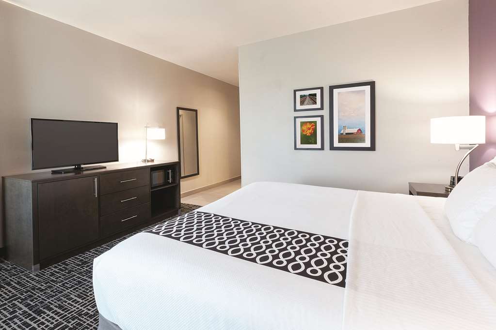 La Quinta Inn & Suites by Wyndham Terre Haute - photo 13