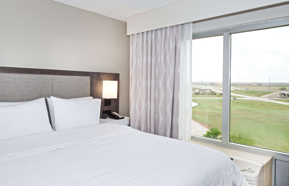 Hampton Inn & Suites N. Ft. Worth Alliance Airport - photo 13