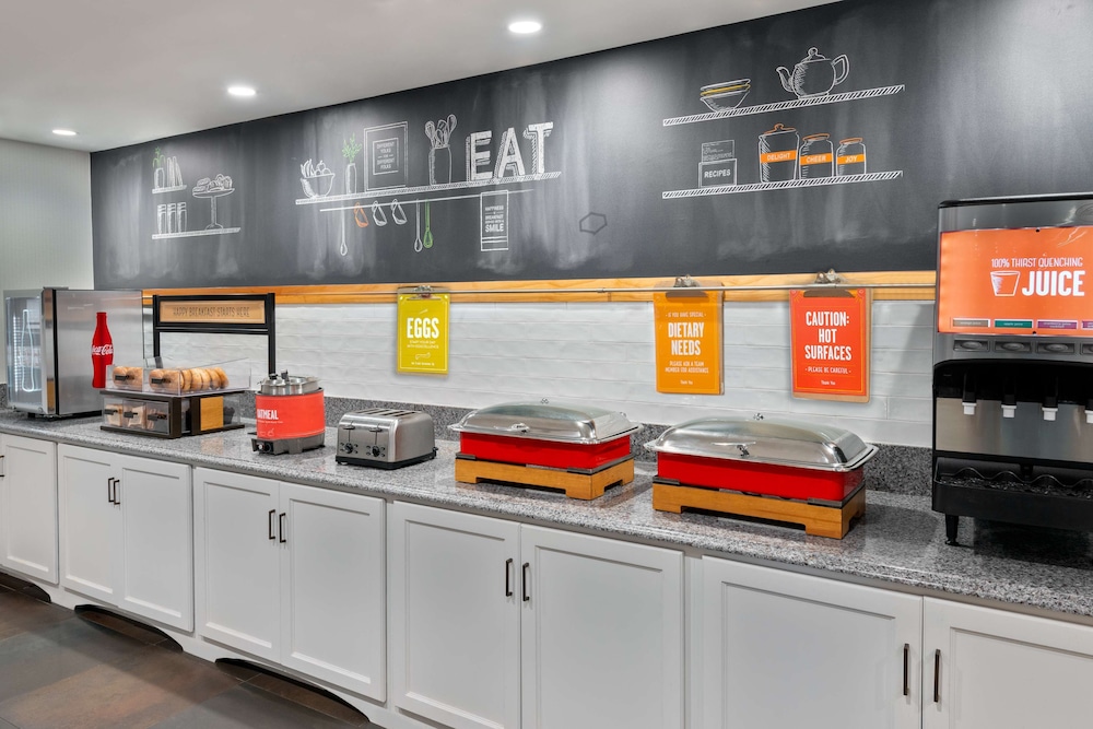 Hampton Inn Hartford Airport - photo 29