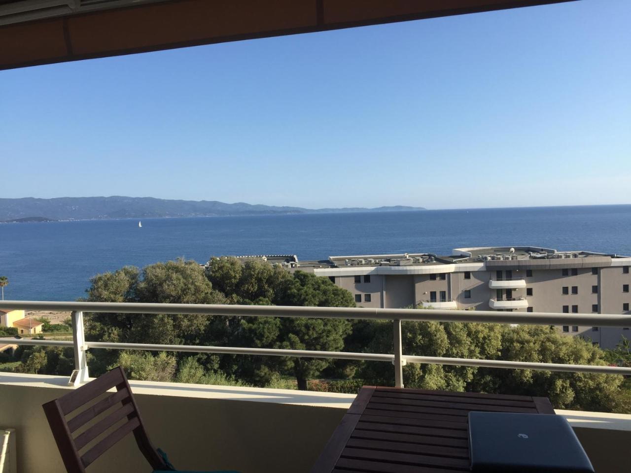 Appartement T3 classé 3 étoiles vue mer avec terrasse plage 2 minutes à pied — 4-Star Luxury Hotel in Ajaccio, France