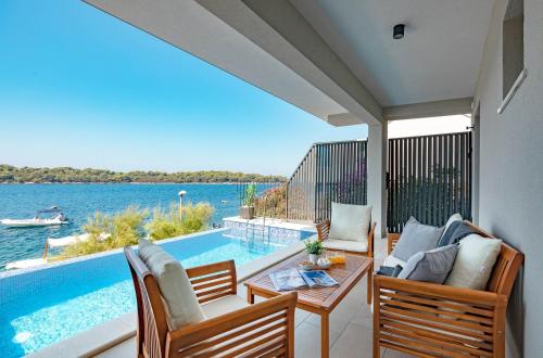 Beachfront Holiday Villa Marija Karbuni — 4-Star Luxury Hotel in Blato, Croatia