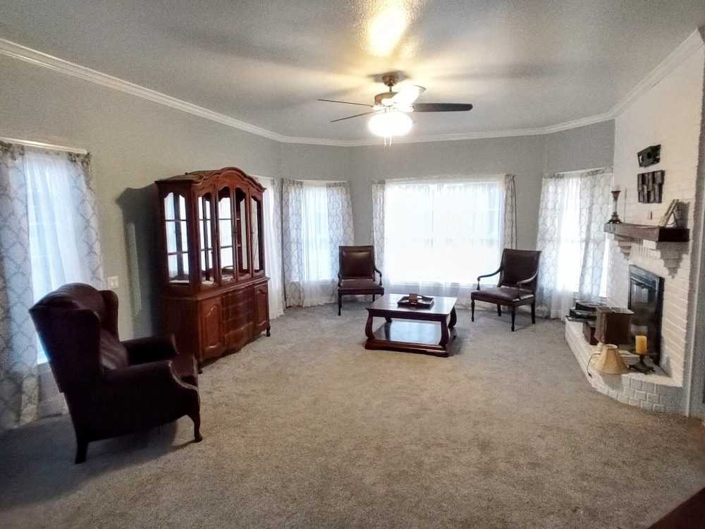 The Yellow Rose Of Texas — Commerce — photo 3