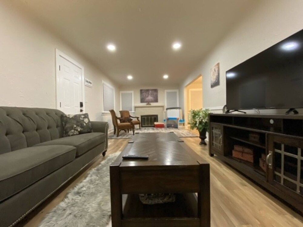 Charming Brick Home with bonus space & foosball — 4-Star Luxury Hotel in Spokane, United States